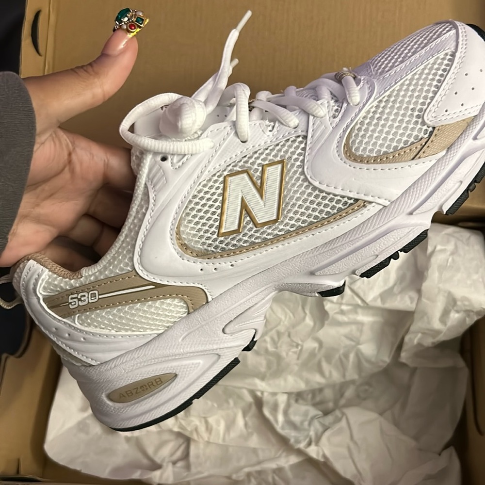 NWT new balance 530 neutral / cream color way. Never worn women’s 8.5 men’s 7